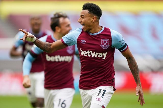 足球英超双红会爆发冲突，多人吃黄牌